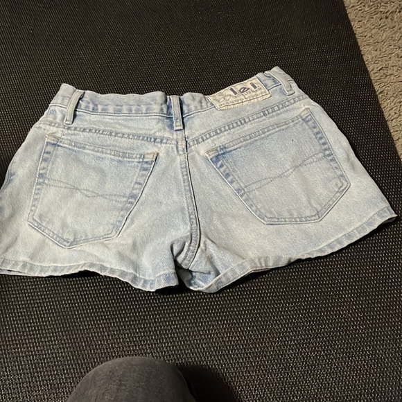 Short shorts - Picture 4 of 4